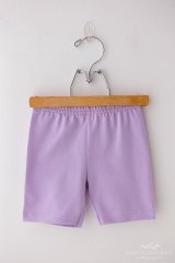 Dívčí šortky Lily Grey ve světle fialové barvě s elastickým pasem, zavěšené na stylovém ramínku. Dívčí šortky Lily Grey ve světle fialové barvě s elastickým pasem, zavěšené na stylovém ramínku.