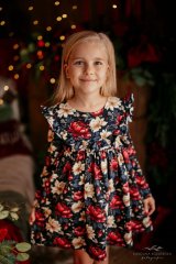 Stylové dívčí šaty v tmavém květinovém designu/malvinka.cz Stylové dívčí šaty v tmavém květinovém designu/malvinka.cz