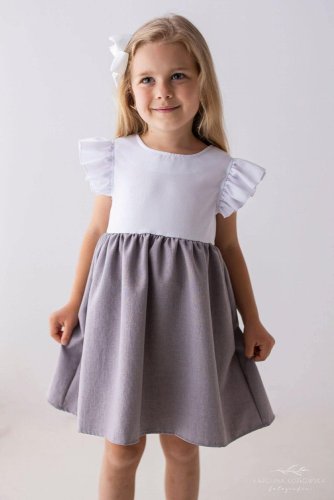 ylová kombinace bílé a šedé barvy v pohodlném střihu pro parádnice.