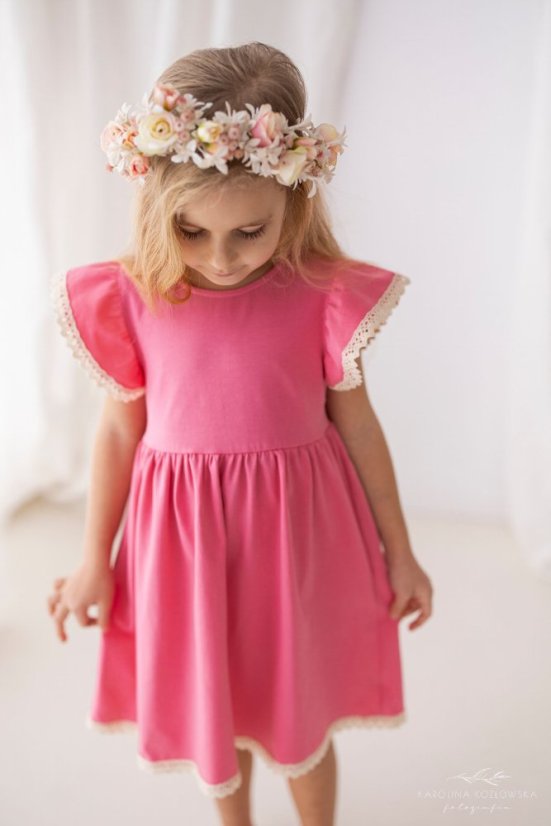 Růžové šaty Lily Grey z Malvinka.cz – ideální kombinace elegance a hravosti.